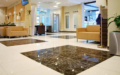 Piastrelle ceramica effetto marmo nella sala d'aspetto aeroportuale, Russia